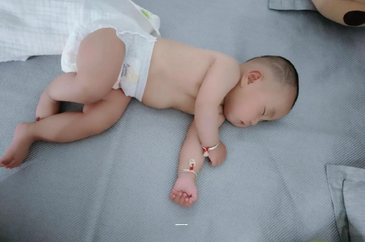 哈密四个月宝宝12斤 哈密四个月宝宝12斤